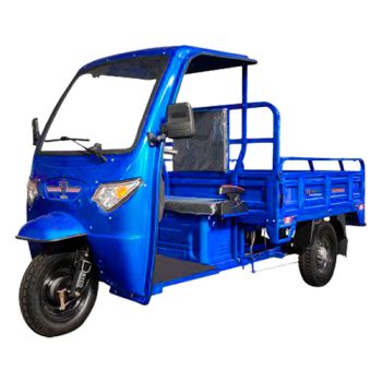 Triciclo azul brillante, con cabina techada, excelente para transportar cargas pesadas. islagrande.com